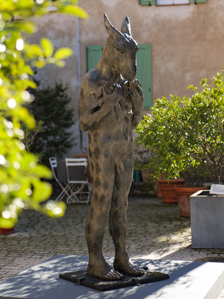 Mougins-Monumental-2026 27 Harlequin with birds bronze Beth Carter 768x1024px 1