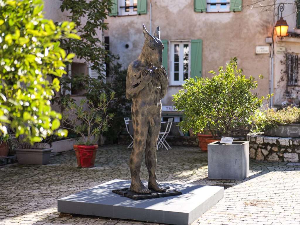 Harlequin with birds